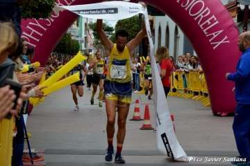El teldense Saúl Castro gana con autoridad la XXX Carrera Popular Paco Artiles (Foto Francisco Javier Santana y TA)